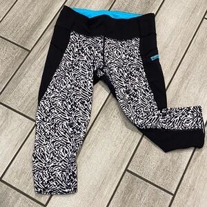 Lululemon Crop Capri Leggings Black And White Geometric  Zip Pocket Size 6